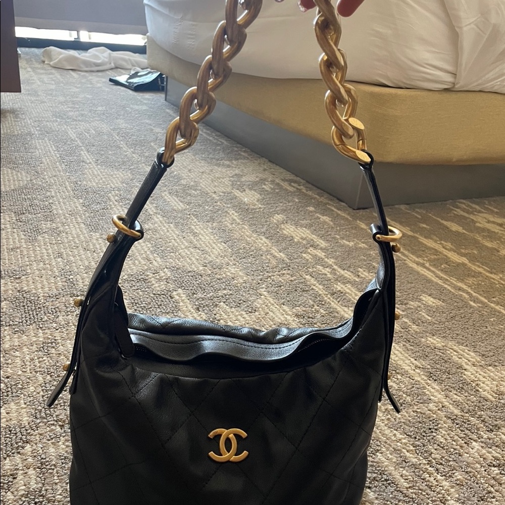 Chanel handbag - Picture 2 of 5